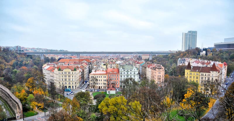 Casas viejas de Praga debajo del puente moderno imágenes de archivo libres de regalías Casas viejas de Praga debajo del puente moderno imágenes de archivo libres de regalías