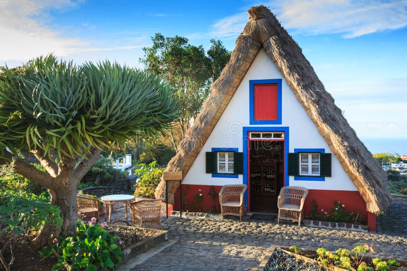 Casas viejas típicas en Santana, isla de Madeira, Portugal foto de archivo libre de regalías Casas viejas típicas en Santana, isla de Madeira, Portugal foto de archivo libre de regalías