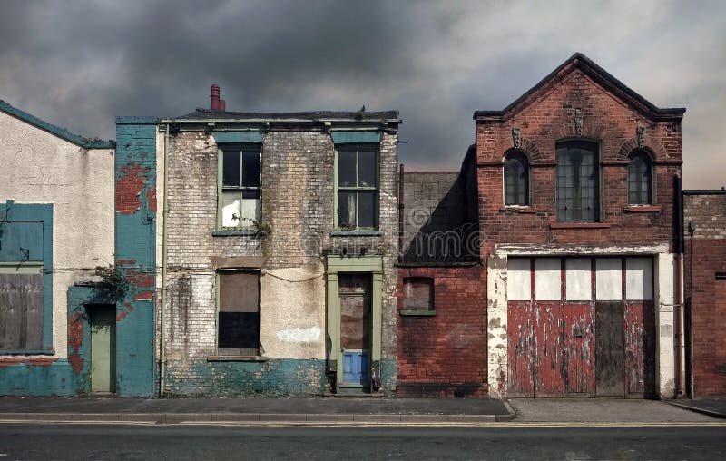 casas y edificios abandonados abandonados en una calle residencial abandonada con las ventanas ascendentes subidas y las paredes