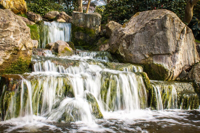 Cascada En El Jardín Japonés Londres Fotos De Stock - Descarga 23 Fotos