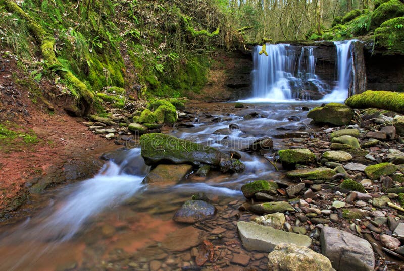 Cascada borrosa en el río Ennig; en la reserva de naturaleza de Pwll y Wrach fotos de archivo libres de regalías Cascada borrosa en el río Ennig; en la reserva de naturaleza de Pwll y Wrach fotos de archivo libres de regalías