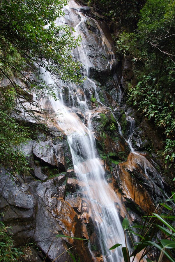 Cascada cerca de la montaña de Wuyishan, provincia de Fujian, China fotografía de archivo Cascada cerca de la montaña de Wuyishan, provincia de Fujian, China fotografía de archivo