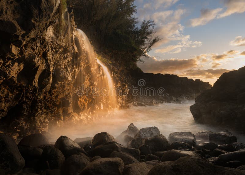Cascada cerca del baño del Queens en Princeville Kauai foto de archivo Cascada cerca del baño del Queens en Princeville Kauai foto de archivo