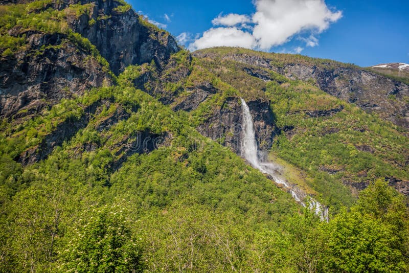 Cascada cerca del pueblo de Flam en Noruega imágenes de archivo libres de regalías Cascada cerca del pueblo de Flam en Noruega imágenes de archivo libres de regalías