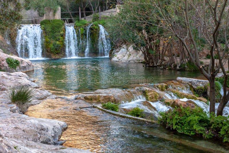 Cascada con la charca de agua verde Toll del Baladre, del Algar de Las Fuentes/fuentes de Algar, Callosa de Ensarria, provincia d foto de archivo libre de regalías Cascada con la charca de agua verde Toll del Baladre, del Algar de Las Fuentes/fuentes de Algar, Callosa de Ensarria, provincia d foto de archivo libre de regalías