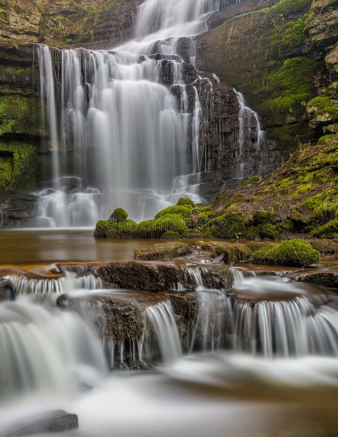 Cascada de conexión en cascada hermosa en los valles de Yorkshire, Inglaterra fotos de archivo libres de regalías Cascada de conexión en cascada hermosa en los valles de Yorkshire, Inglaterra fotos de archivo libres de regalías