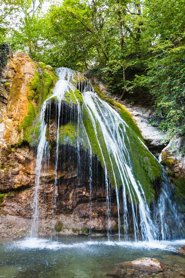 Cascada de Djur-djur en la garganta de Haphal en Crimea foto de archivo Cascada de Djur-djur en la garganta de Haphal en Crimea foto de archivo