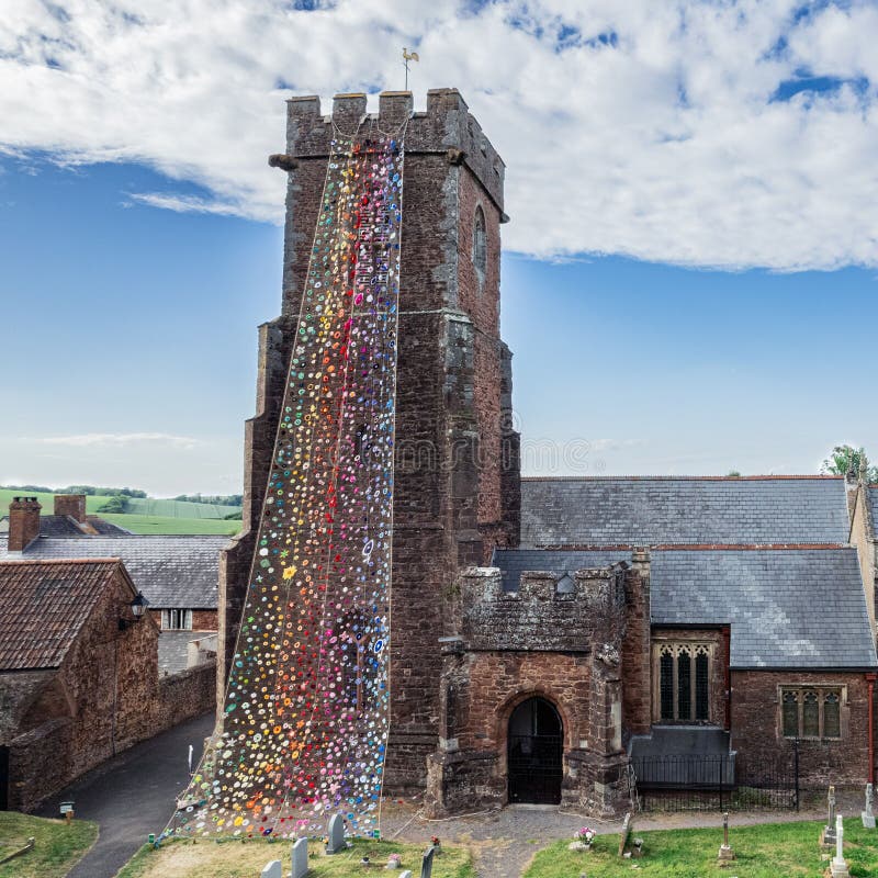 Cascada de flores cubre la torre de la iglesia de somerset