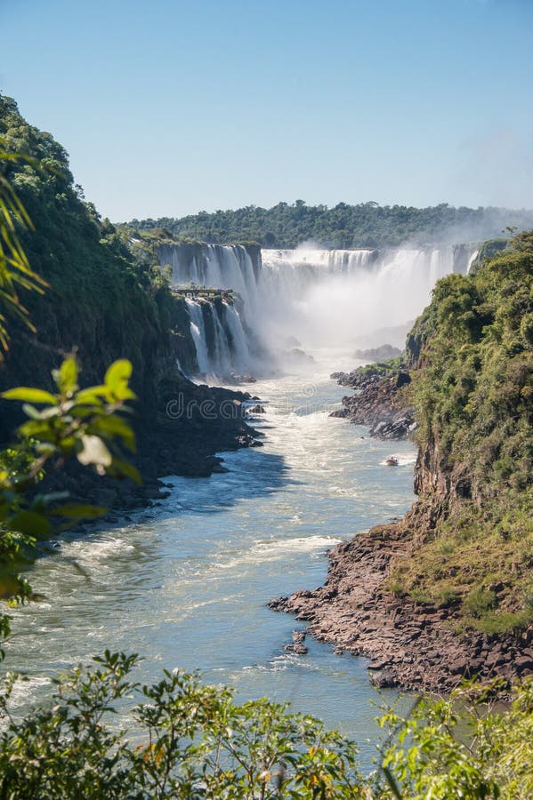 Cascada de Iguassu que sorprende imágenes de archivo libres de regalías Cascada de Iguassu que sorprende imágenes de archivo libres de regalías