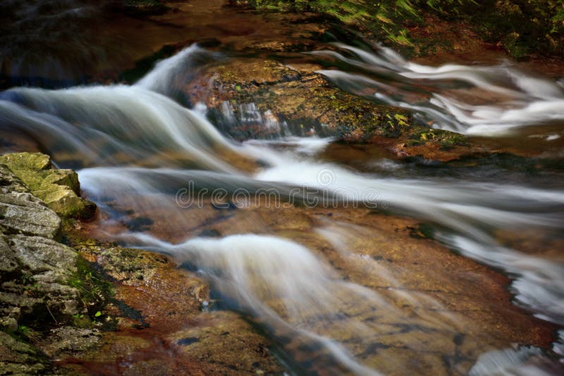 Cascada de la cámara lenta imagen de archivo
