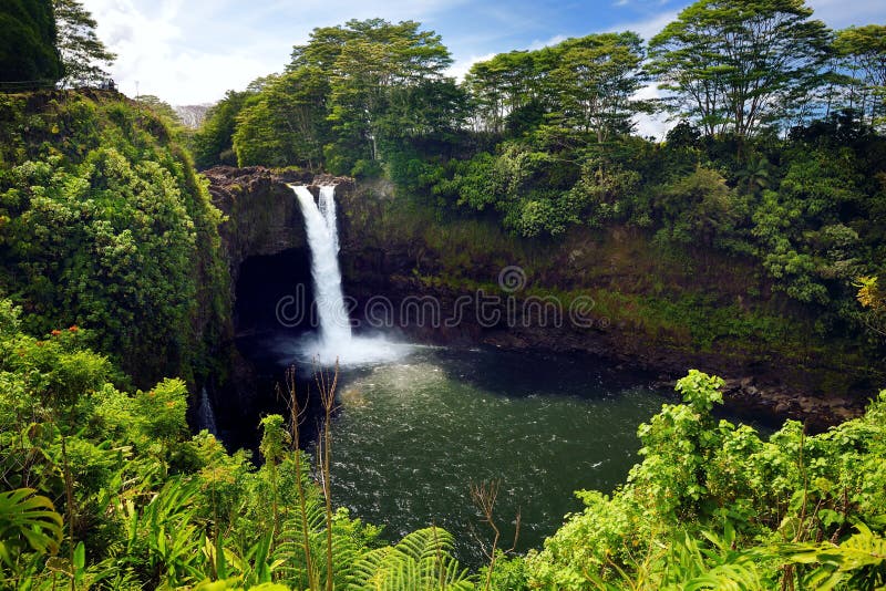 Cascada de las caídas del arco iris de Majesitc en Hilo, parque de estado del río de Wailuku, Hawaii fotos de archivo libres de regalías Cascada de las caídas del arco iris de Majesitc en Hilo, parque de estado del río de Wailuku, Hawaii fotos de archivo libres de regalías
