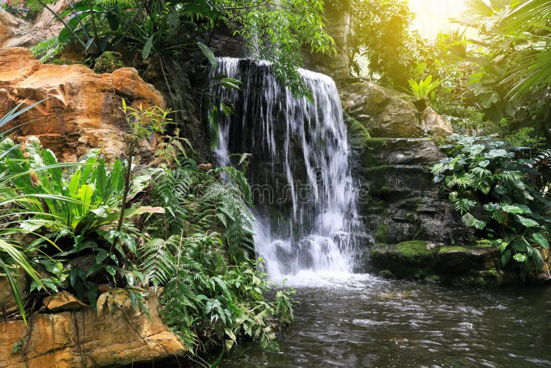 cascada de modelado estructural para el modelo y el fondo foto de archivo cascada de modelado estructural para el modelo y el fondo foto de archivo