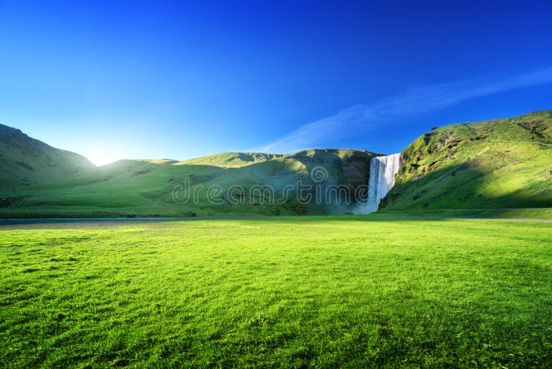 Cascada de Skogarfoss y día soleado del verano imágenes de archivo libres de regalías Cascada de Skogarfoss y día soleado del verano imágenes de archivo libres de regalías