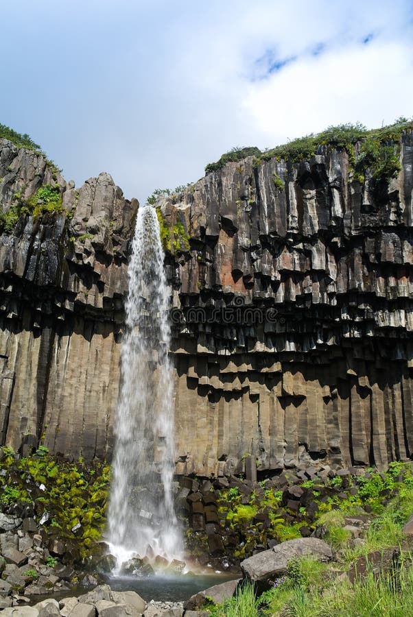 Cascada de Svartifoss en el parque nacional Islandia de Skaftafell foto de archivo libre de regalías Cascada de Svartifoss en el parque nacional Islandia de Skaftafell foto de archivo libre de regalías