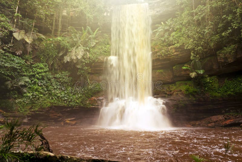 Cascada de Takob Akob en el lavabo de Maliau foto de archivo libre de regalías Cascada de Takob Akob en el lavabo de Maliau foto de archivo libre de regalías