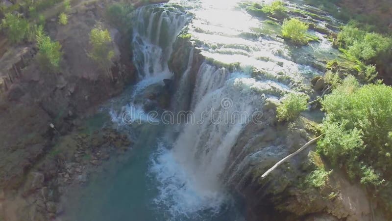 Cascada del precipicio en el gran cañón en otoño almacen de metraje de vídeo