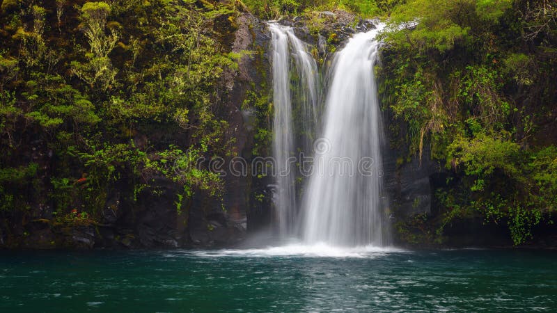 Cascada del río de Petrohue en la región Chile de los lagos, cerca de Puer fotos de archivo libres de regalías Cascada del río de Petrohue en la región Chile de los lagos, cerca de Puer fotos de archivo libres de regalías