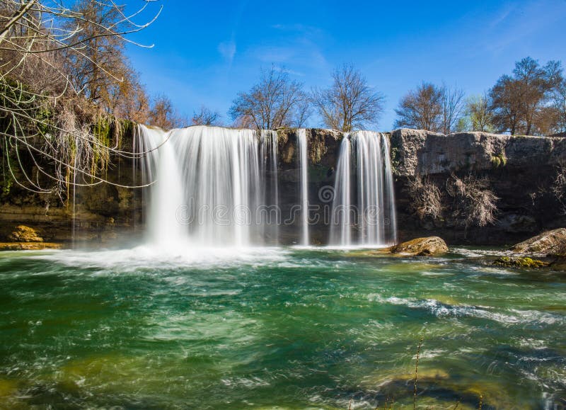 Cascada del río en Pedrosa de Tobalina imagen de archivo libre de regalías Cascada del río en Pedrosa de Tobalina imagen de archivo libre de regalías