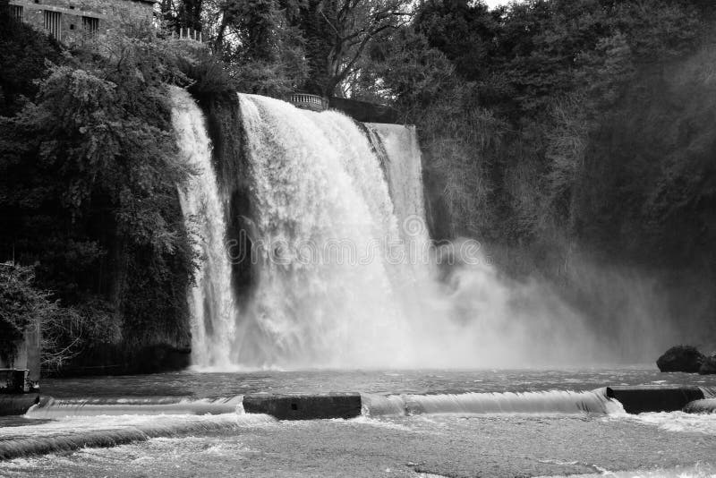 Cascada en blanco y negro foto de archivo Cascada en blanco y negro foto de archivo