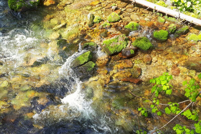 Cascada en empañar con las aguas corrientes imágenes de archivo libres de regalías Cascada en empañar con las aguas corrientes imágenes de archivo libres de regalías