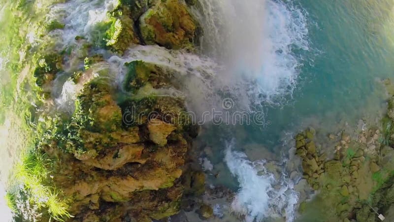 Cascada en gran cañón en el día del sol en otoño. metrajes