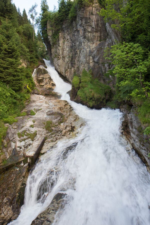 cascada en la ciudad hermosa del balneario de m?n Gastein, Austria imágenes de archivo libres de regalías cascada en la ciudad hermosa del balneario de m?n Gastein, Austria imágenes de archivo libres de regalías