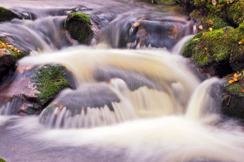 Cascada en la cámara lenta fotografía de archivo
