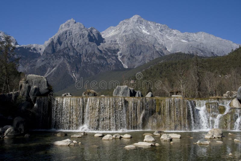 Cascada en la montaña de la nieve del dragón del jade fotografía de archivo libre de regalías Cascada en la montaña de la nieve del dragón del jade fotografía de archivo libre de regalías