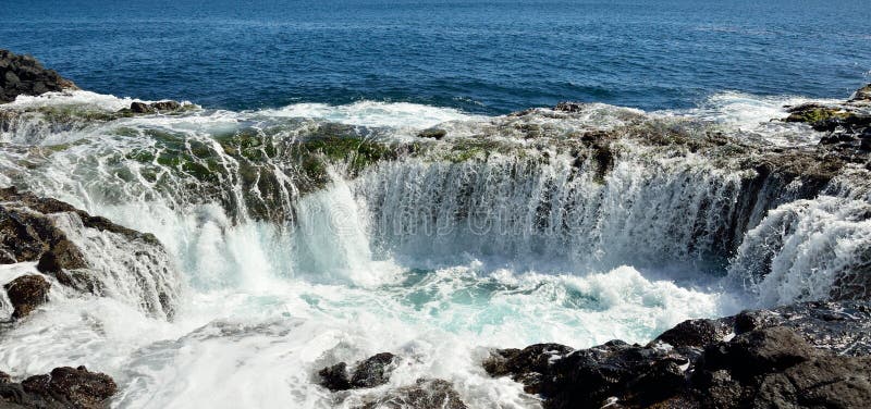 Cascada en la piscina natural, costa de Gran Canaria, islas Canarias foto de archivo libre de regalías Cascada en la piscina natural, costa de Gran Canaria, islas Canarias foto de archivo libre de regalías