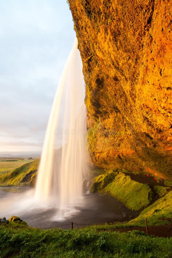Cascada en la puesta del sol, Islandia de Seljalandsfoss foto de archivo Cascada en la puesta del sol, Islandia de Seljalandsfoss foto de archivo