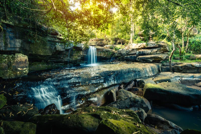 Cascada en la selva tropical tropical fotografía de archivo Cascada en la selva tropical tropical fotografía de archivo