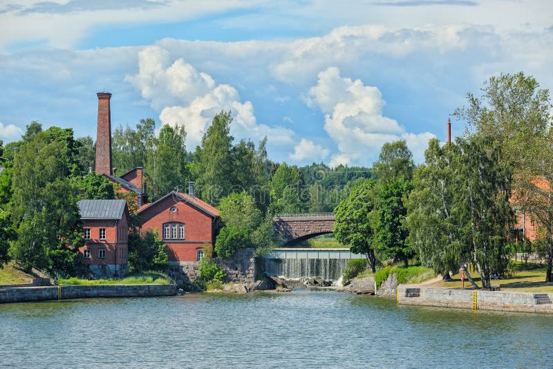 Cascada en Vanhankaupunginkoski y la vieja central eléctrica, Helsink fotografía de archivo libre de regalías Cascada en Vanhankaupunginkoski y la vieja central eléctrica, Helsink fotografía de archivo libre de regalías