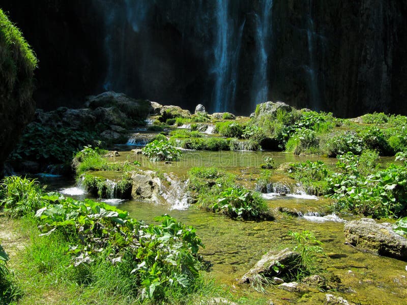 Cascada enorme con las pequeñas cascadas del agua en el parque nacional de los lagos Plitvice en Croacia imágenes de archivo libres de regalías Cascada enorme con las pequeñas cascadas del agua en el parque nacional de los lagos Plitvice en Croacia imágenes de archivo libres de regalías
