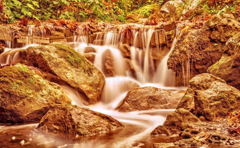Cascada hermosa en parque del otoño fotos de archivo libres de regalías Cascada hermosa en parque del otoño fotos de archivo libres de regalías