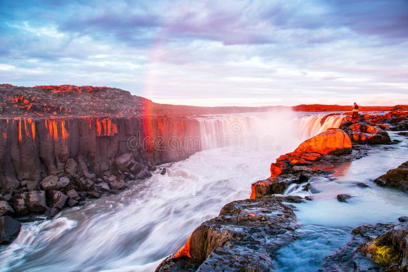 Cascada hermosa encantadora Selfoss en Islandia con el arco iris Países exóticos Lugares asombrosos atraction tur?stico popular imagen de archivo Cascada hermosa encantadora Selfoss en Islandia con el arco iris Países exóticos Lugares asombrosos atraction tur?stico popular imagen de archivo