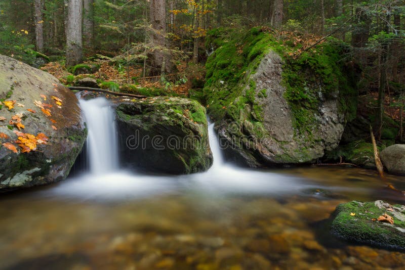 Cascada Hochfall en Bodenmais durante caída en Baviera, Alemania foto de archivo libre de regalías Cascada Hochfall en Bodenmais durante caída en Baviera, Alemania foto de archivo libre de regalías
