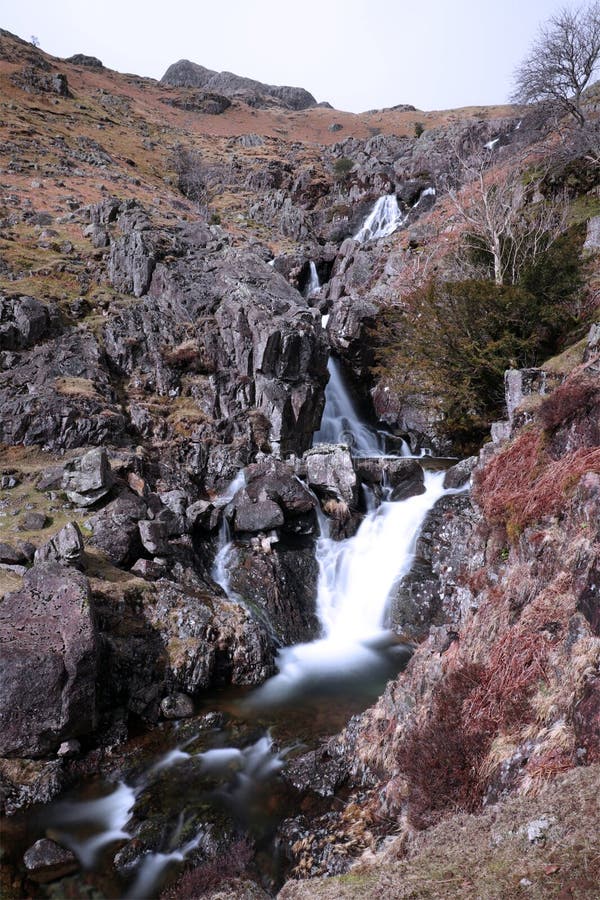 Cascada que cae en la cámara lenta fotografía de archivo libre de regalías Cascada que cae en la cámara lenta fotografía de archivo libre de regalías