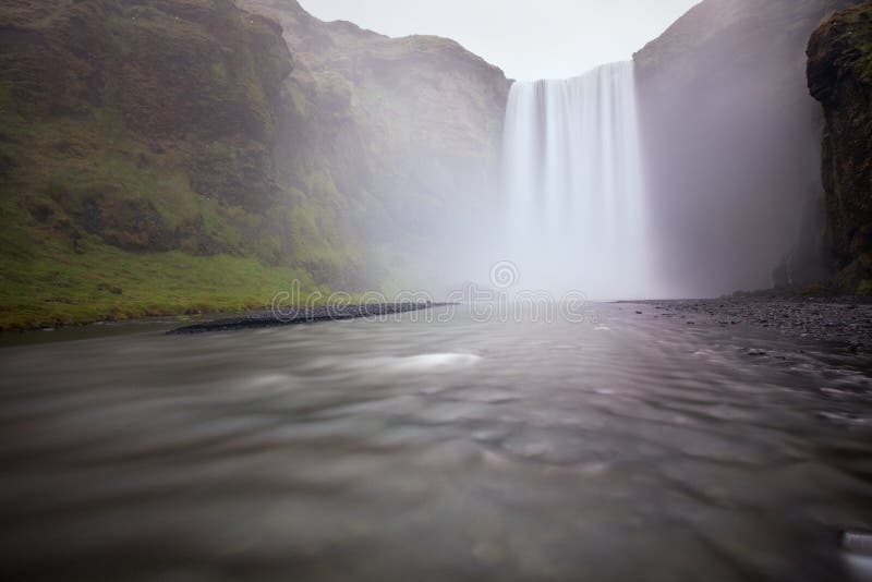 Cascada Skogafoss de Islandia en paisaje islandés de la naturaleza Atracciones turísticas y destino famosos de las señales en isl foto de archivo libre de regalías Cascada Skogafoss de Islandia en paisaje islandés de la naturaleza Atracciones turísticas y destino famosos de las señales en isl foto de archivo libre de regalías