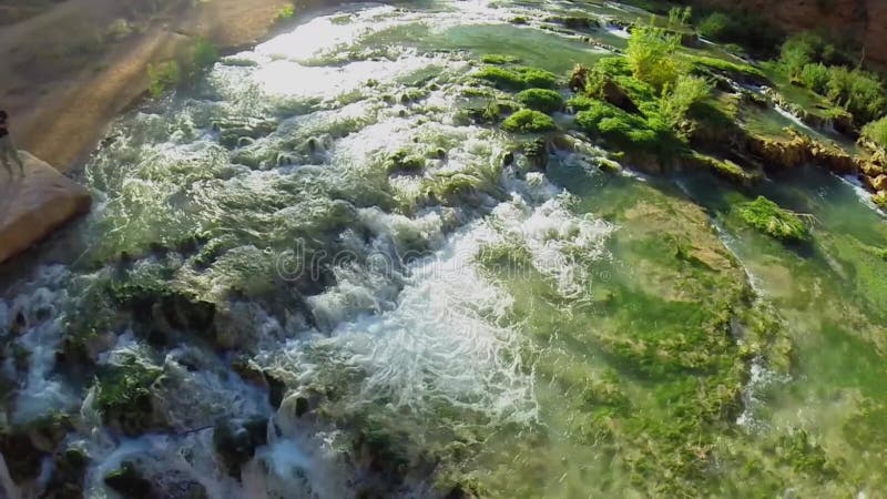 Cascada y agua corriente en el gran cañón almacen de video