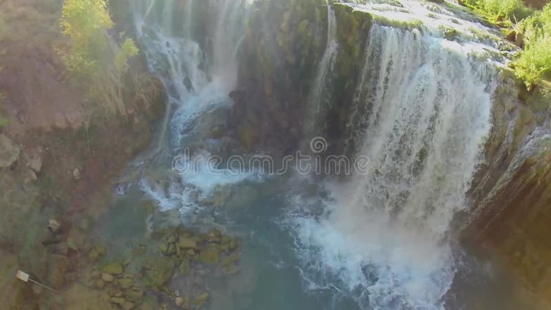 Cascada y agua corriente en el gran cañón almacen de video