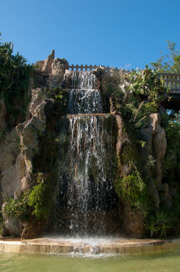 Cascada y gruta en el parque de Genoves de Cádiz foto de archivo Cascada y gruta en el parque de Genoves de Cádiz foto de archivo