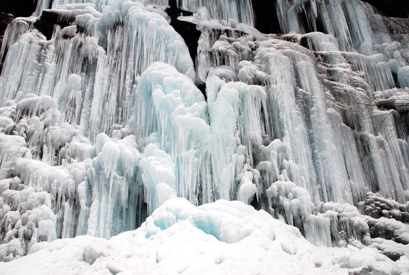 Cascada y nieve congeladas foto de archivo libre de regalías Cascada y nieve congeladas foto de archivo libre de regalías
