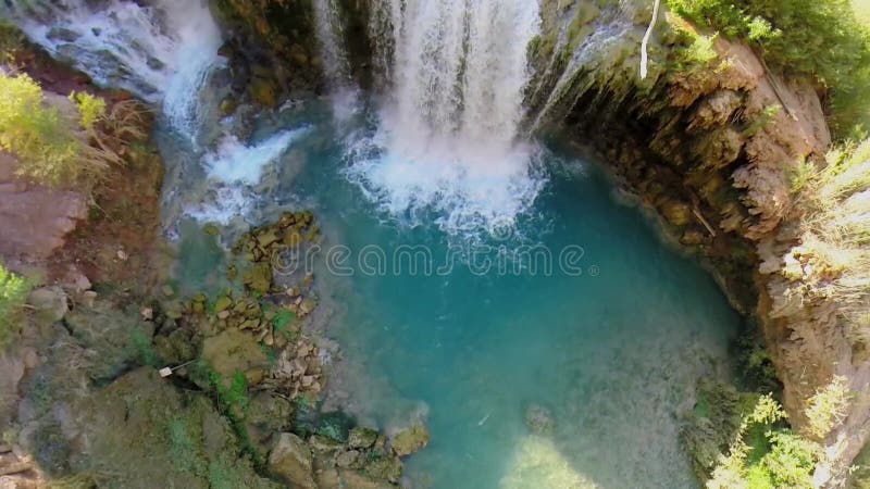 Cascada y pequeña piscina en el gran cañón en otoño almacen de metraje de vídeo