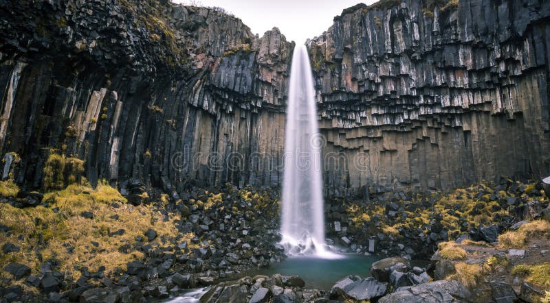 Cascada y Sjonarnipa de Svartifoss en el parque nacional de Skaftafell en Islandia del sur Islandia meridional imagen de archivo Cascada y Sjonarnipa de Svartifoss en el parque nacional de Skaftafell en Islandia del sur Islandia meridional imagen de archivo