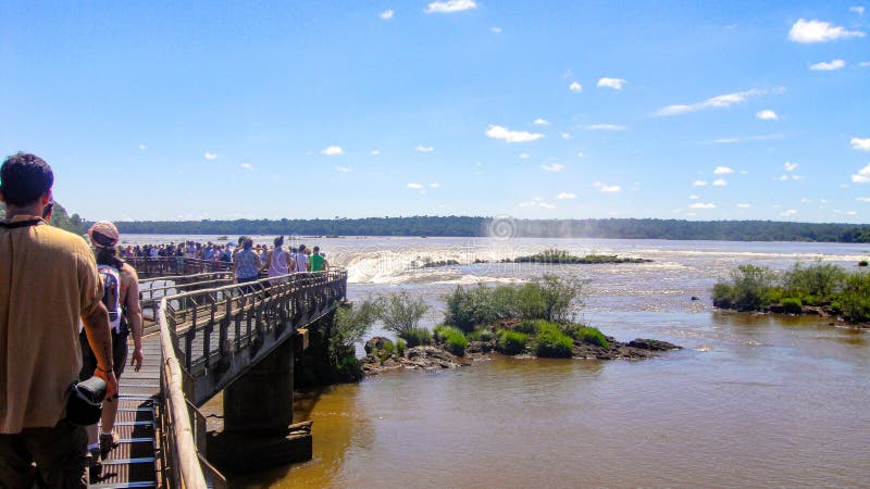 Cascadas de Iguazu en la frontera del Brasil y de la Argentina en la Argentina imagen de archivo libre de regalías Cascadas de Iguazu en la frontera del Brasil y de la Argentina en la Argentina imagen de archivo libre de regalías
