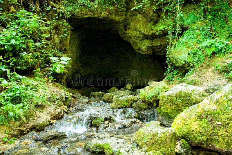 Cascadas de la cueva y del agua en yermo