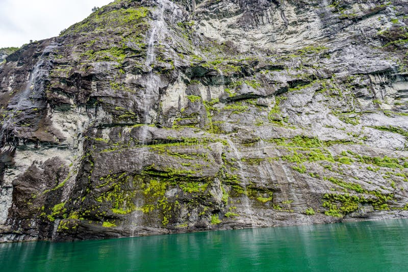 Cascadas en el fiordo de Geiranger imagen de archivo Cascadas en el fiordo de Geiranger imagen de archivo