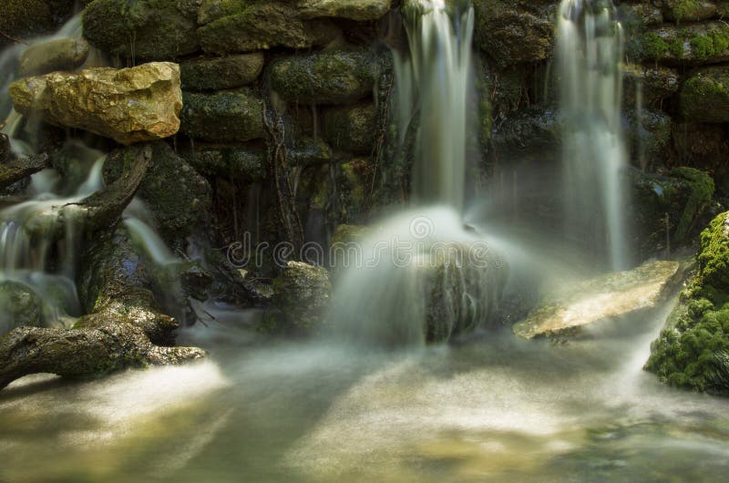 Cascadas y corrientes del agua entre rocas y cantos rodados imágenes de archivo libres de regalías Cascadas y corrientes del agua entre rocas y cantos rodados imágenes de archivo libres de regalías