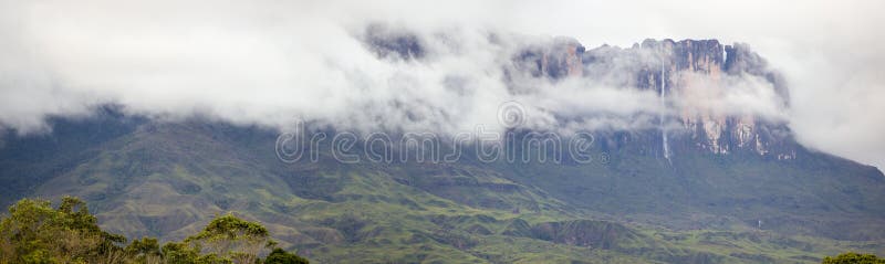 Cascadas y nubes en el tepui o el soporte Roraima de Kukenan Venezue imágenes de archivo libres de regalías Cascadas y nubes en el tepui o el soporte Roraima de Kukenan Venezue imágenes de archivo libres de regalías