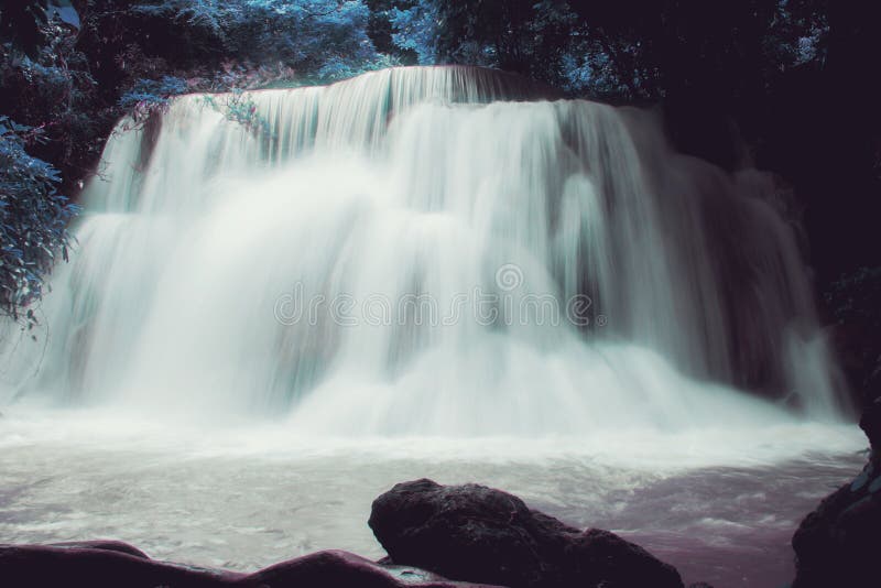 Cascade avec beau de la Thaïlande image stock Cascade avec beau de la Thaïlande image stock